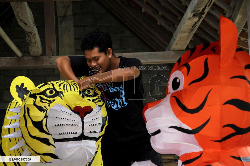 INDONESIA-SURAKARTA-TIGER-LANTERN-MAKING