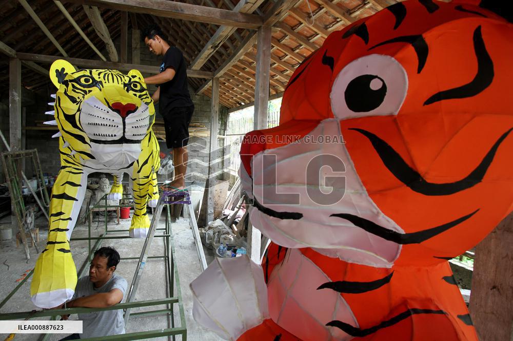 INDONESIA-SURAKARTA-TIGER-LANTERN-MAKING