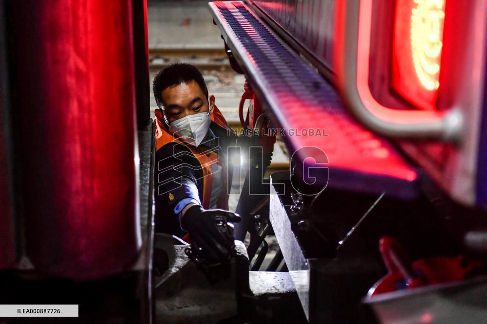 (FOCUS)CHINA-SHANXI-RAILWAY WORKERS-FATHER AND SON (CN)