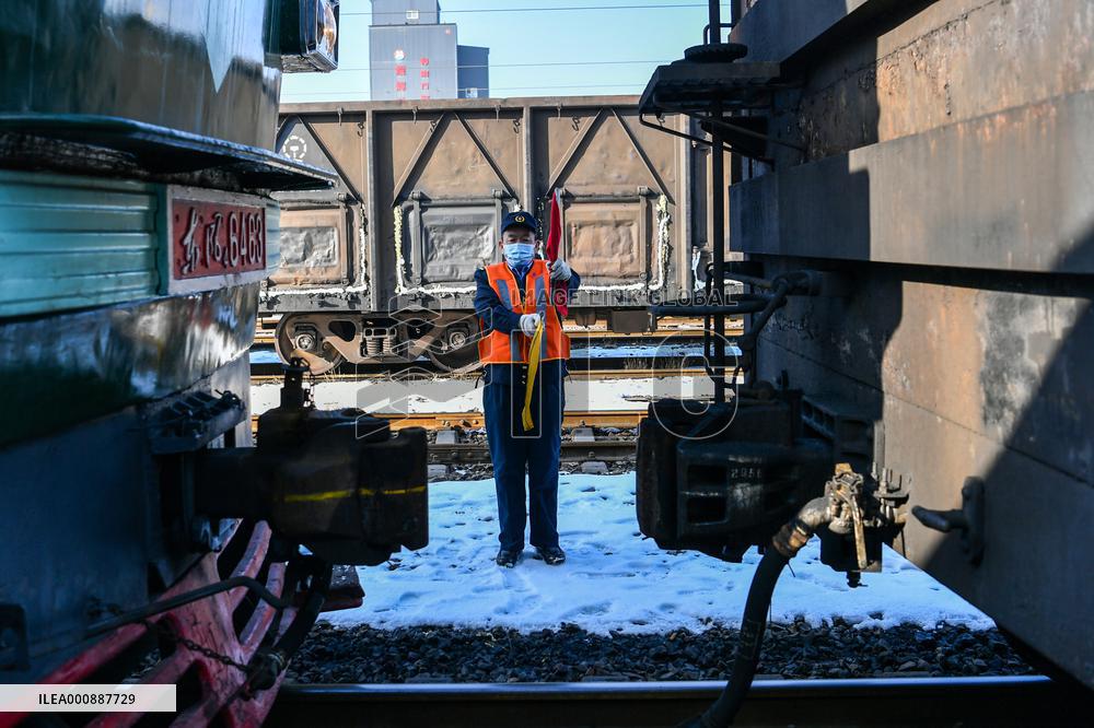 (FOCUS)CHINA-SHANXI-RAILWAY WORKERS-FATHER AND SON (CN)