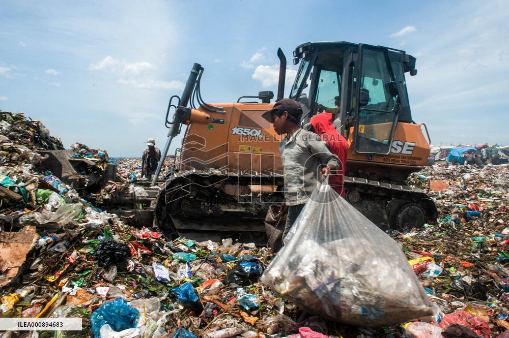 Plastic Waste Scavengers - Indonesia