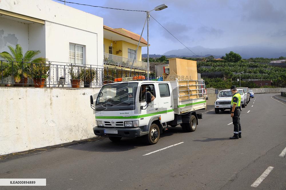 Evacuation Of About 300 People Due Volcano Eruption - La Palma