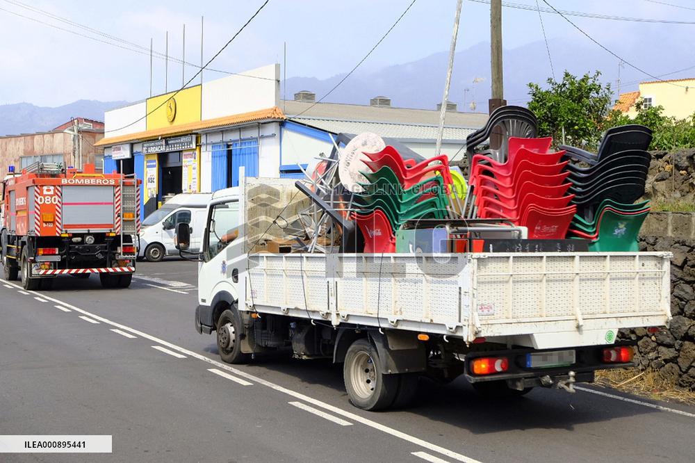 Evacuation Of About 300 People Due Volcano Eruption - La Palma