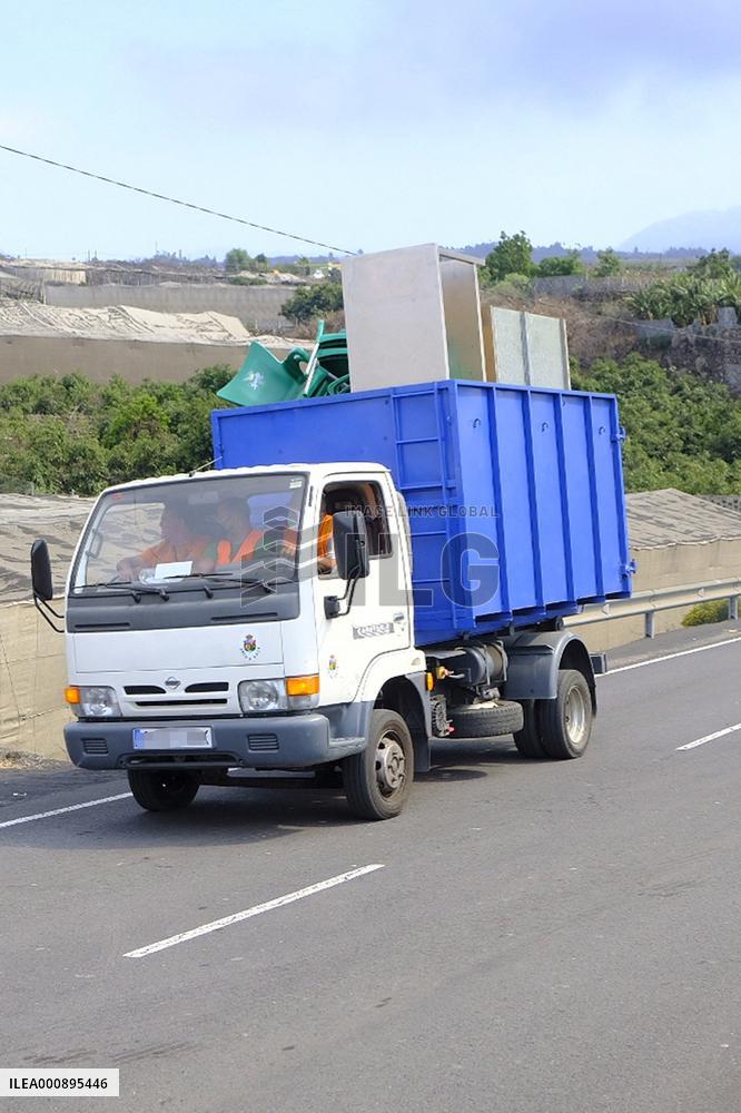 Evacuation Of About 300 People Due Volcano Eruption - La Palma