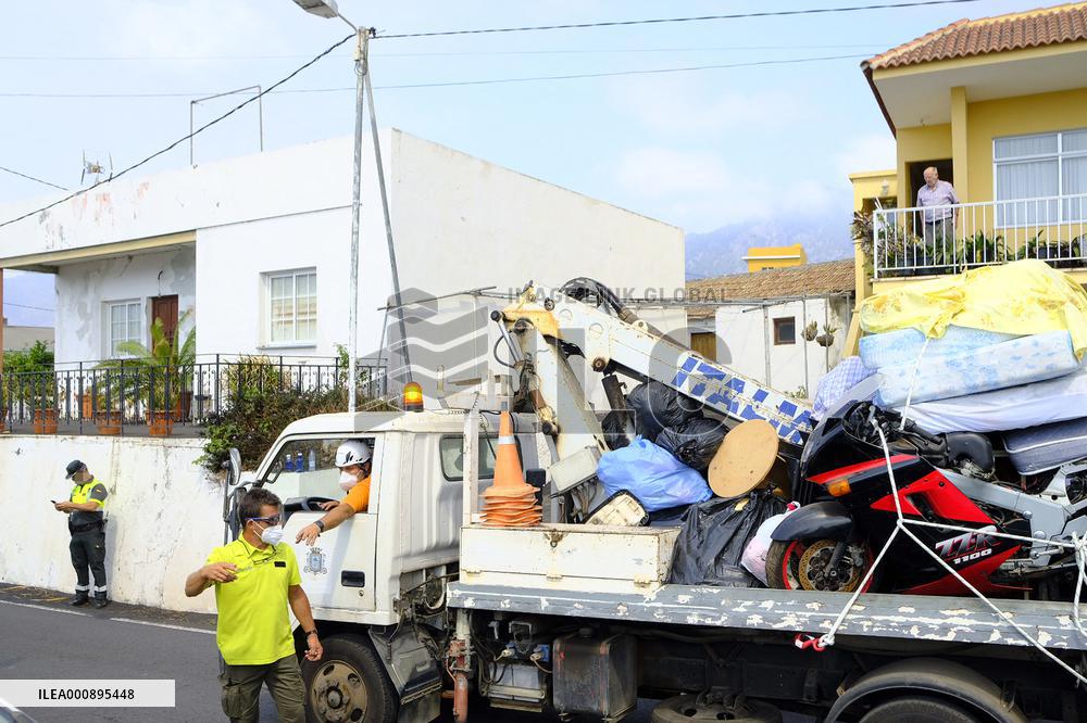 Evacuation Of About 300 People Due Volcano Eruption - La Palma
