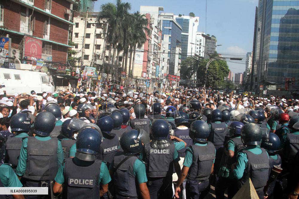 Protesters Clash With Police - Dhaka