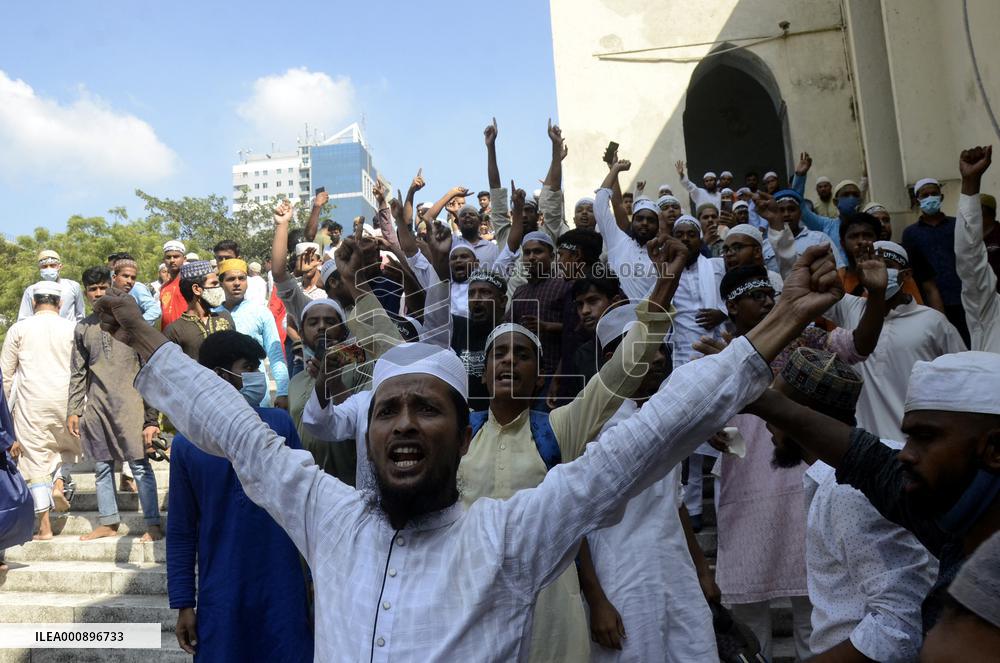 Protesters Clash With Police - Dhaka