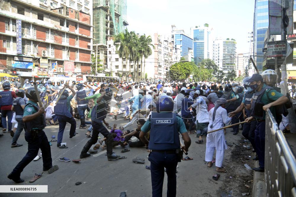 Protesters Clash With Police - Dhaka