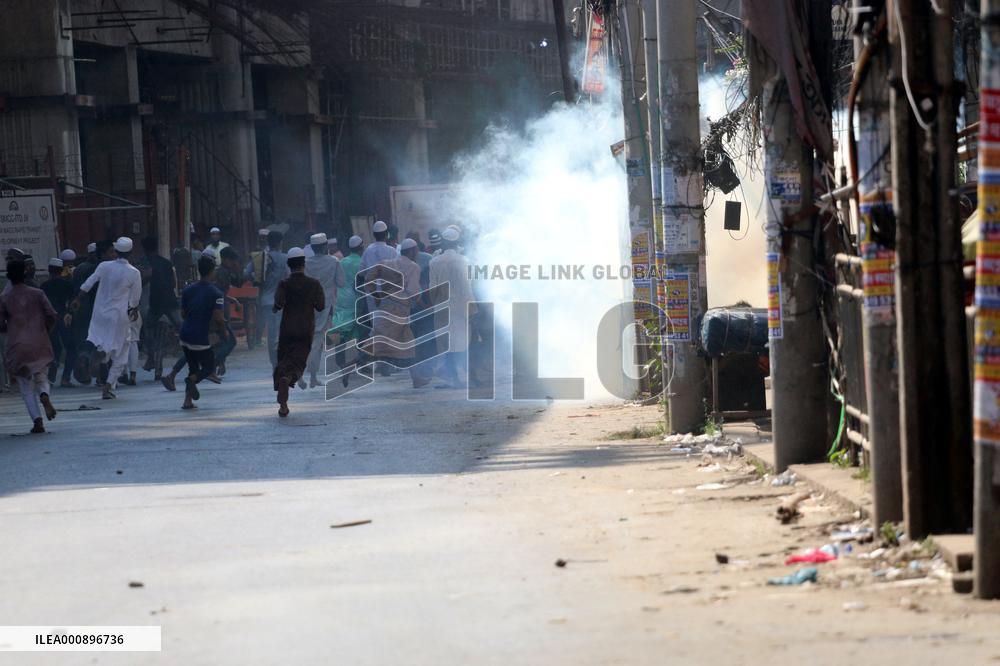 Protesters Clash With Police - Dhaka