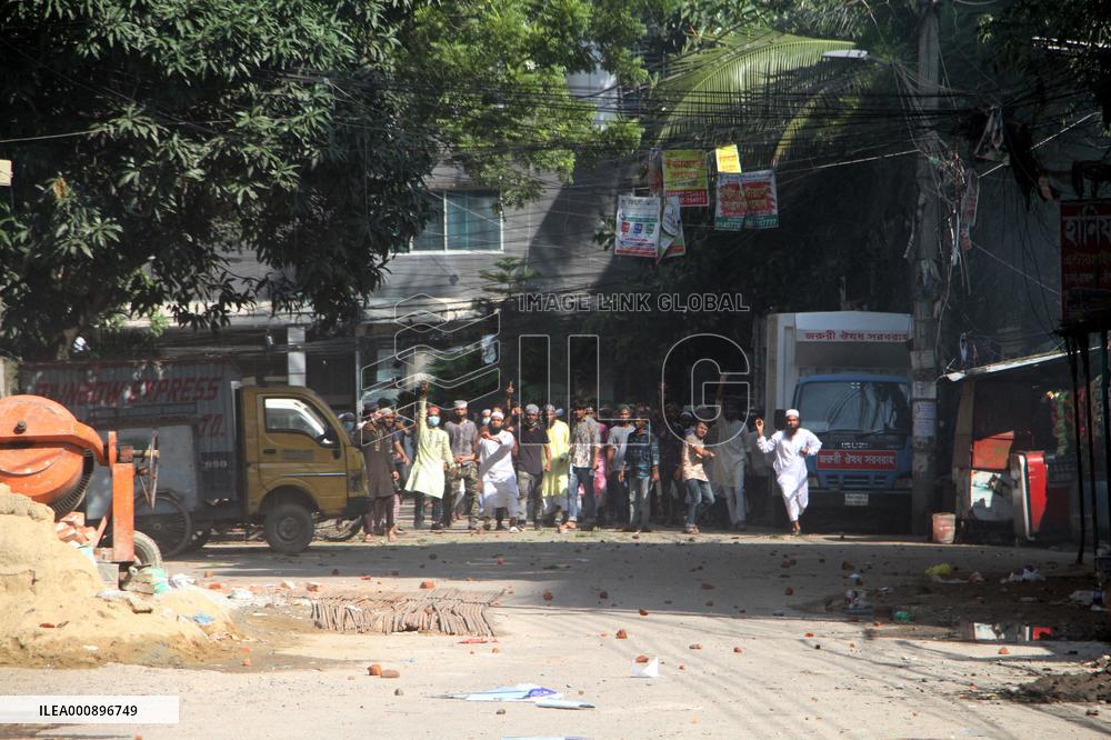 Protesters Clash With Police - Dhaka