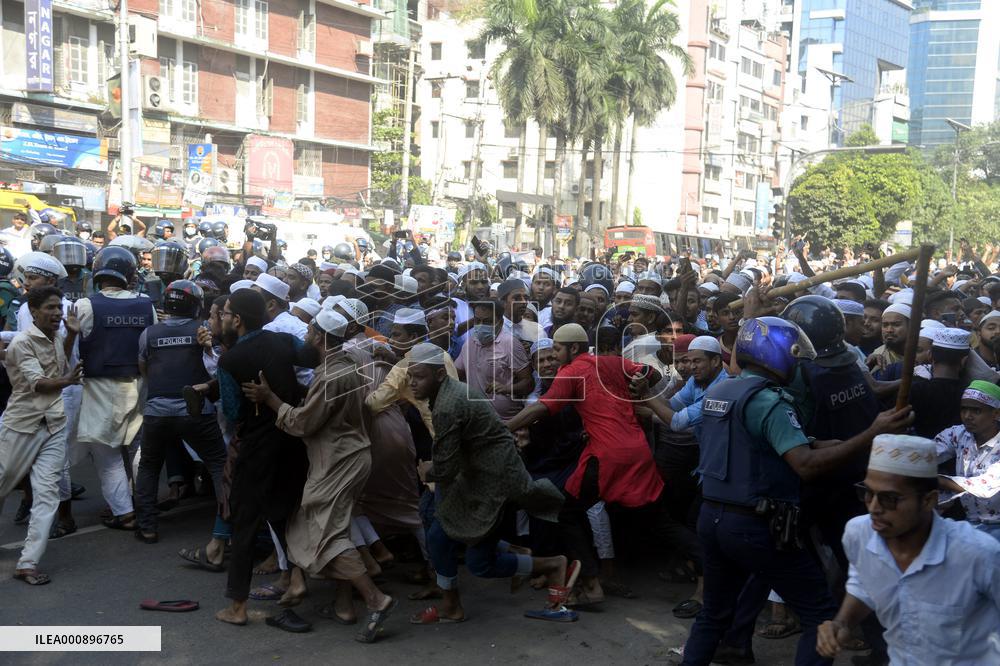 Protesters Clash With Police - Dhaka