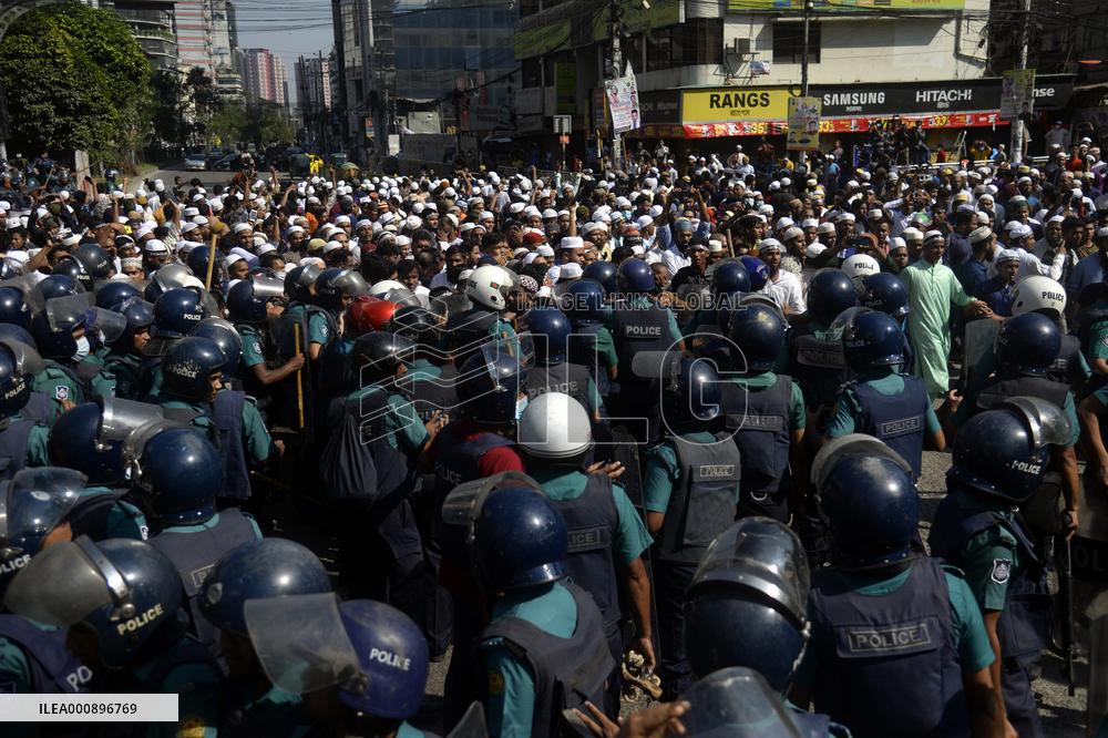 Protesters Clash With Police - Dhaka
