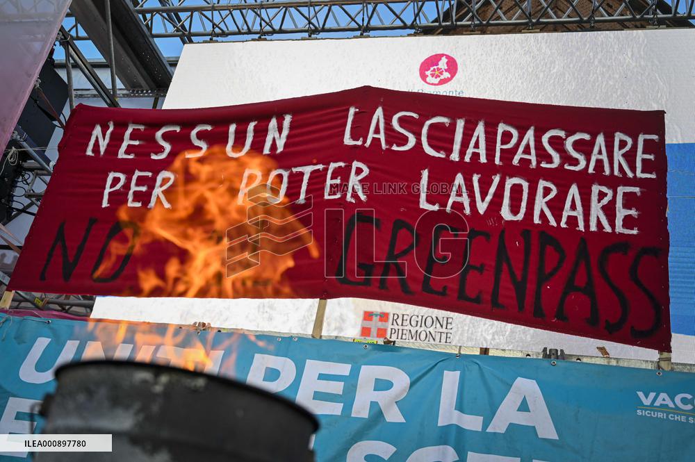 Potesters in the square burn the green pass - Turin