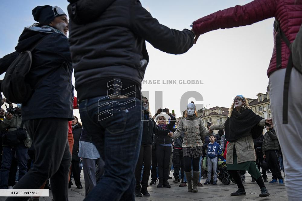 Potesters in the square burn the green pass - Turin