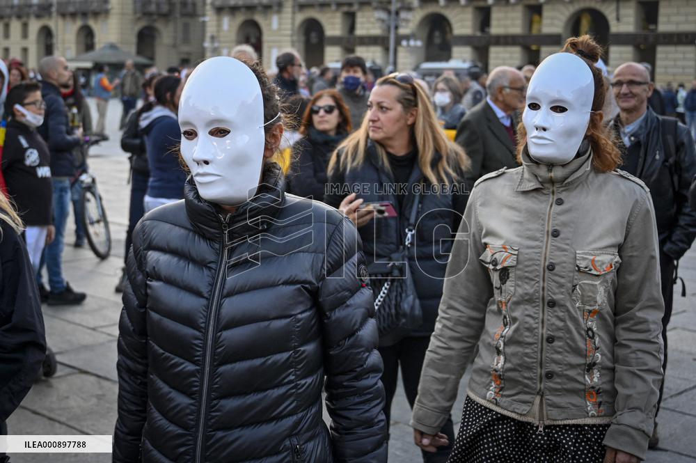 Potesters in the square burn the green pass - Turin