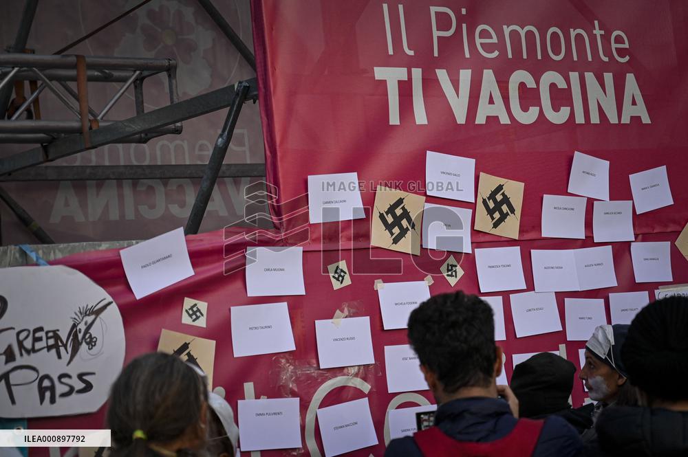 Potesters in the square burn the green pass - Turin