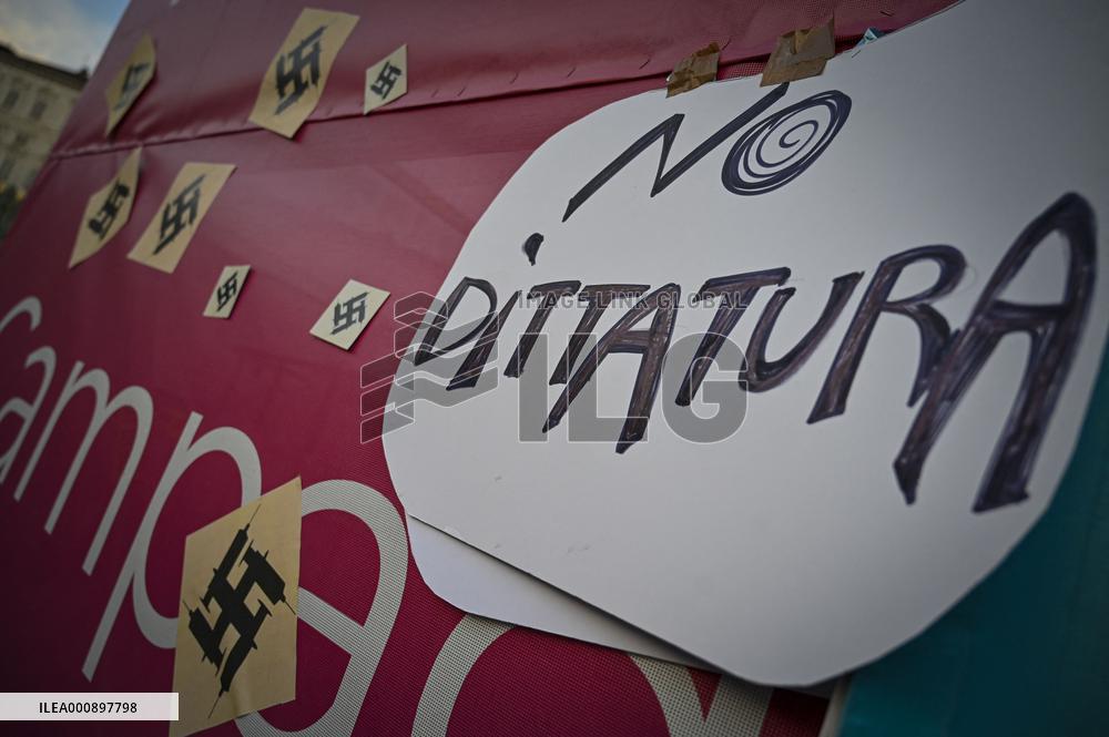 Potesters in the square burn the green pass - Turin