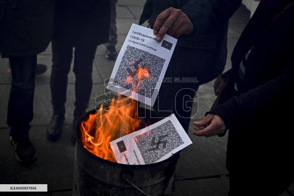 Potesters in the square burn the green pass - Turin