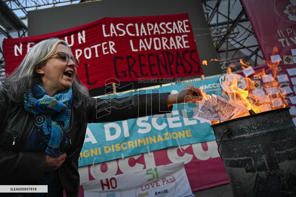 Potesters in the square burn the green pass - Turin