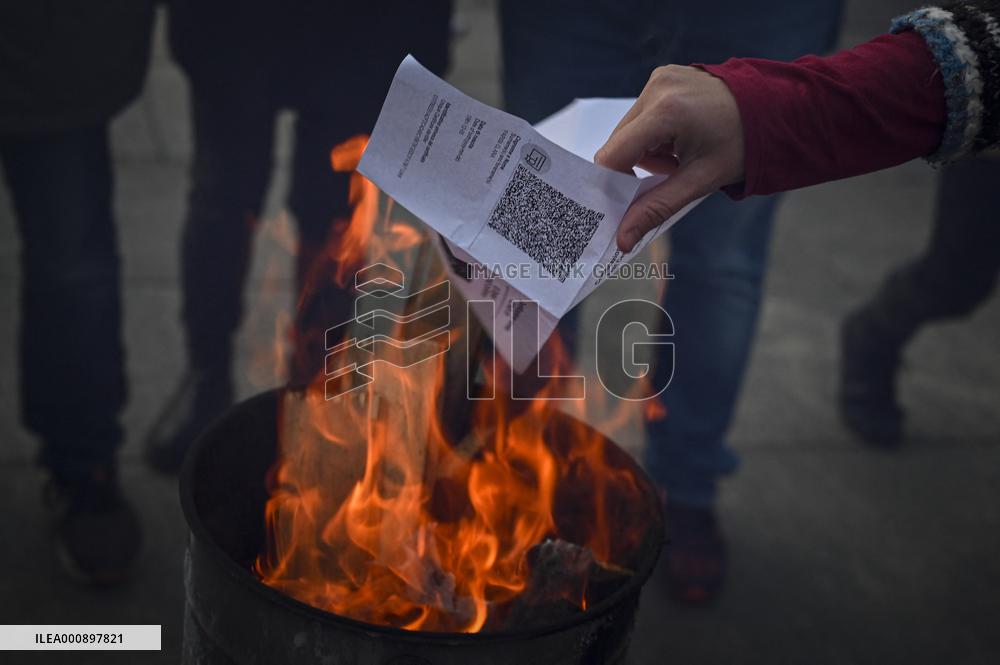 Potesters in the square burn the green pass - Turin