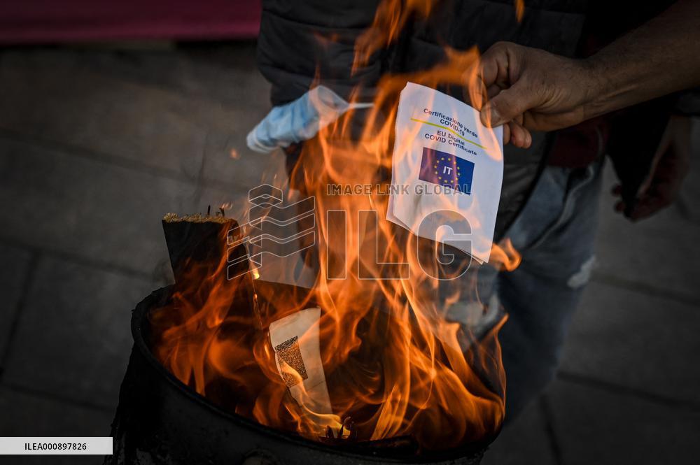 Potesters in the square burn the green pass - Turin