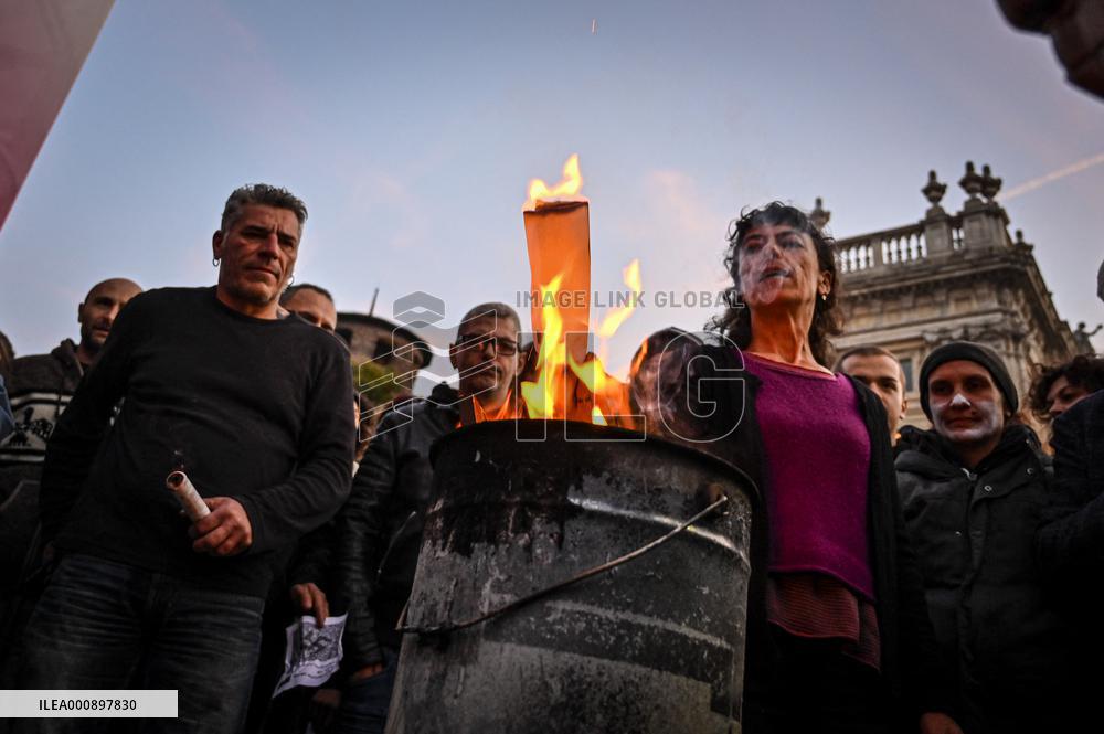Potesters in the square burn the green pass - Turin
