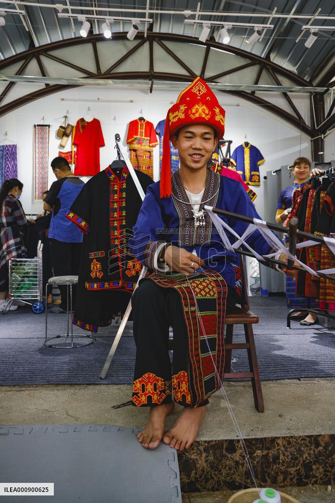 CHINA-HAINAN-ETHNIC BROCADE (CN)