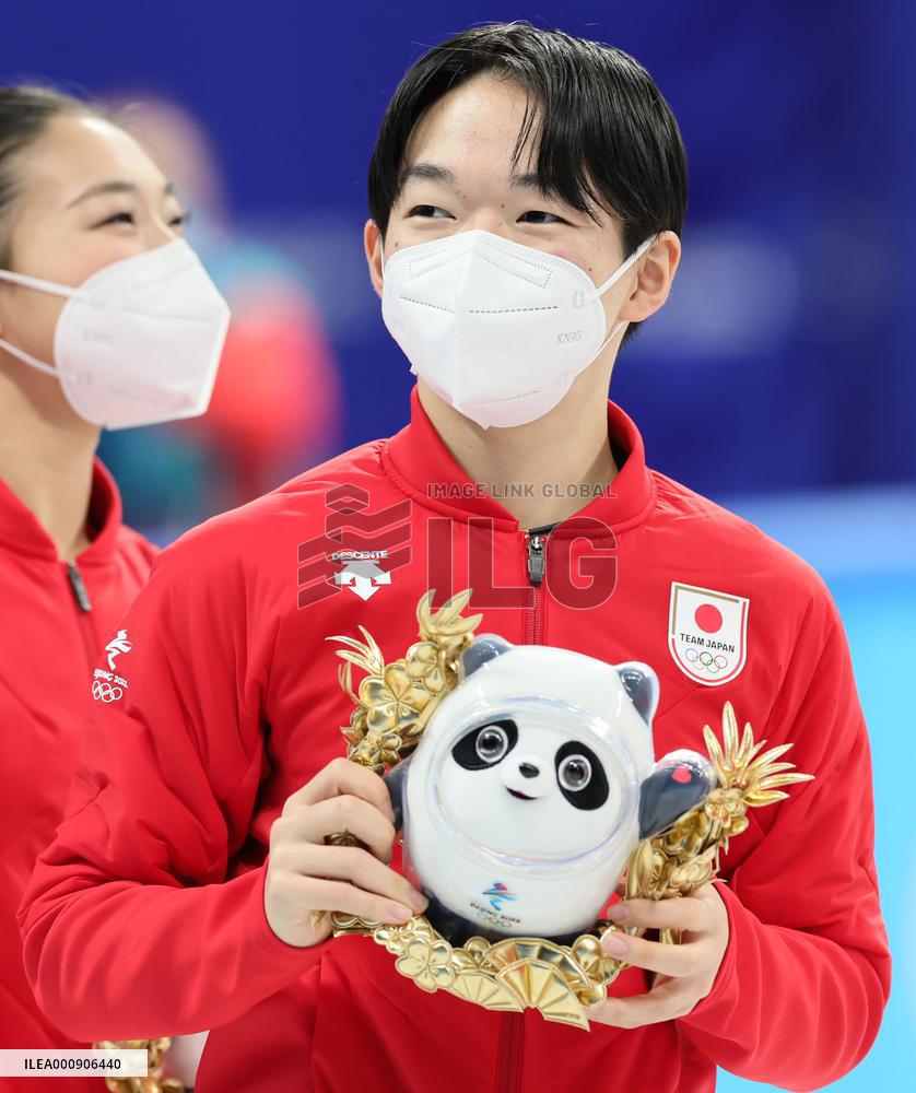 (BEIJING2022)CHINA-BEIJING-WINTER OLYMPIC GAMES-FIGURE SKATING-TEAM EVENT-FLOWER CEREMONY (CN)