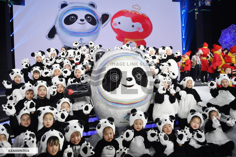 Xinhua Headlines: Chinese go warm and fuzzy over Winter Olympics mascot