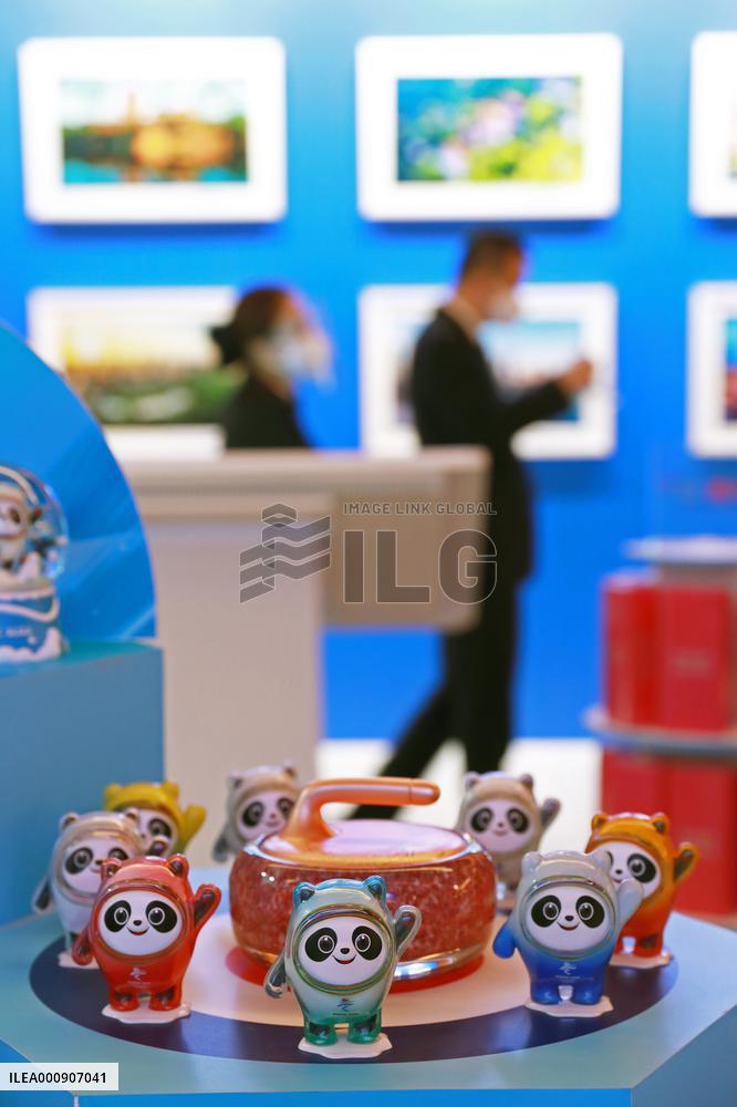 Xinhua Headlines: Chinese go warm and fuzzy over Winter Olympics mascot