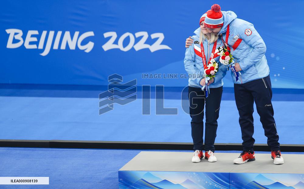 (BEIJING2022)CHINA-BEIJING-WINTER OLYMPIC GAMES-CURLING-MIXED DOUBLES-FLOWER CEREMONY (CN)