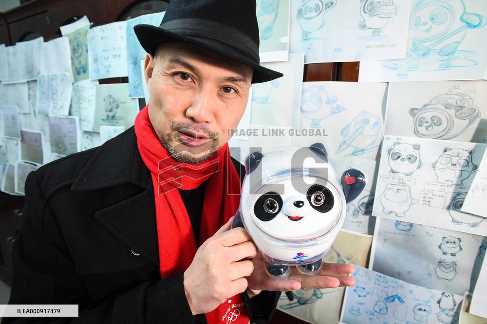 Xinhua Headlines: Bing Dwen Dwen, the panda mascot brings fun to Beijing 2022