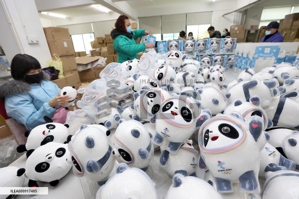 Xinhua Headlines: Bing Dwen Dwen, the panda mascot brings fun to Beijing 2022