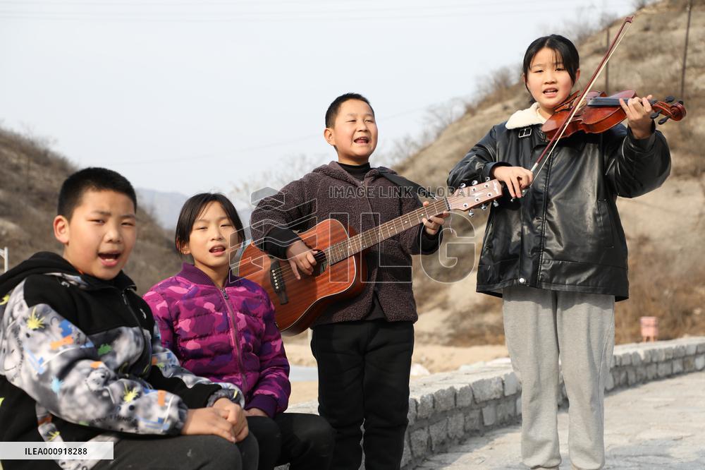 Xinhua Headlines: Rural children's choir sings its way onto Olympic stage