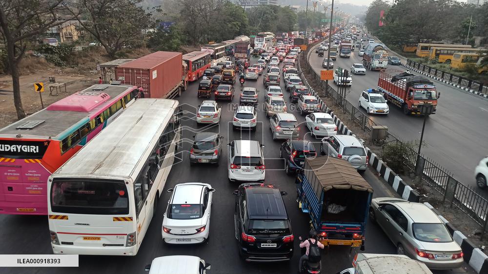 INDIA-MUMBAI-COVID-19-RESTRICTIONS-EASE-TRAFFIC JAM