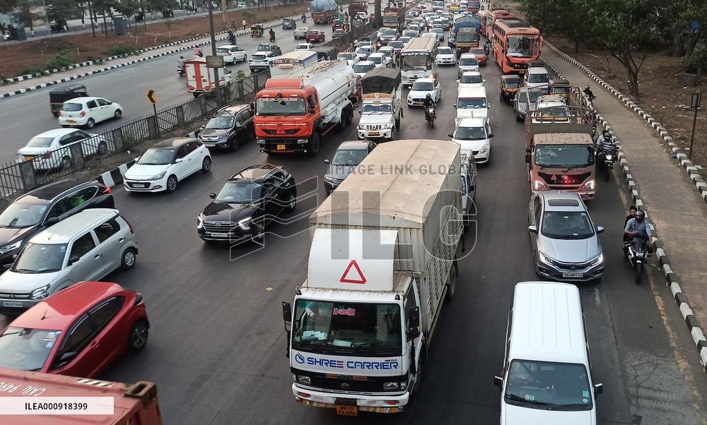 INDIA-MUMBAI-COVID-19-RESTRICTIONS-EASE-TRAFFIC JAM