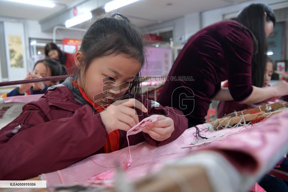 CHINA-JIANGXI-NANCHANG-BING DWEN DWEN-EMBROIDERY (CN)