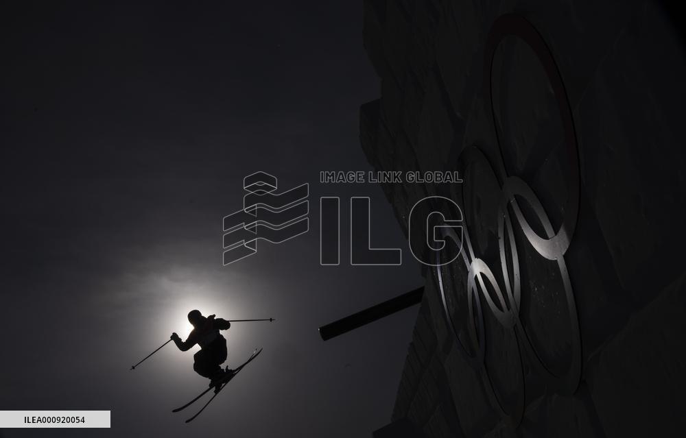 (XHTP)(BEIJING2022)CHINA-ZHANGJIAKOU-OLYMPIC WINTER GAMES-FREESTYLE SKIING-WOMEN'S FREESKI SLOPESTYLE-FINAL-TRAINING (CN)