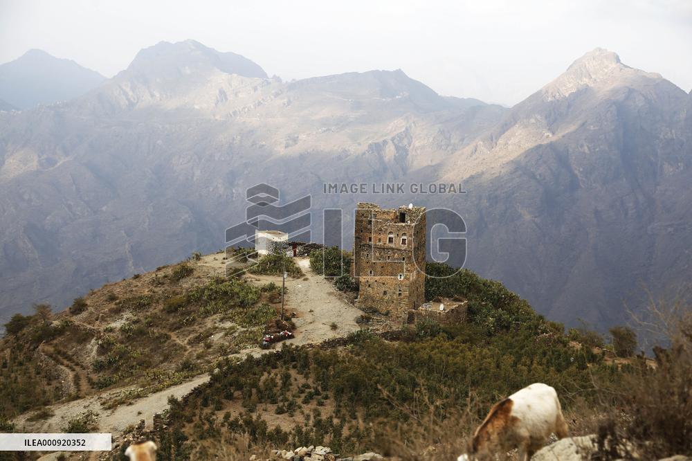 YEMEN-SANAA-MOUNTAIN-VILLAGE