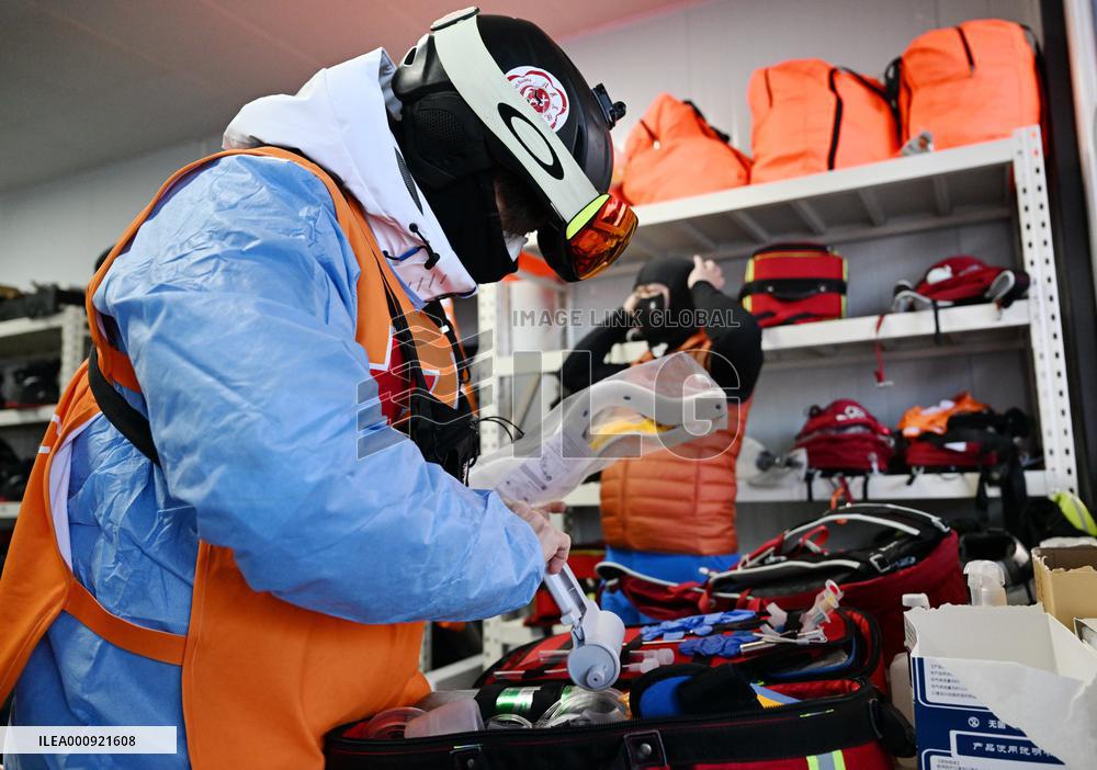 (BEIJING2022)CHINA-BEIJING-OLYMPIC WINTER GAMES-ALPINE SKIING-EMERGENCY SKI RESCUE-DOCTOR (CN)