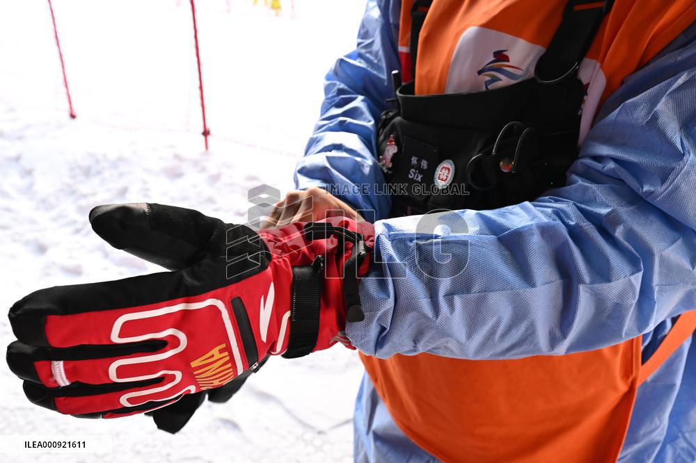 (BEIJING2022)CHINA-BEIJING-OLYMPIC WINTER GAMES-ALPINE SKIING-EMERGENCY SKI RESCUE-DOCTOR (CN)
