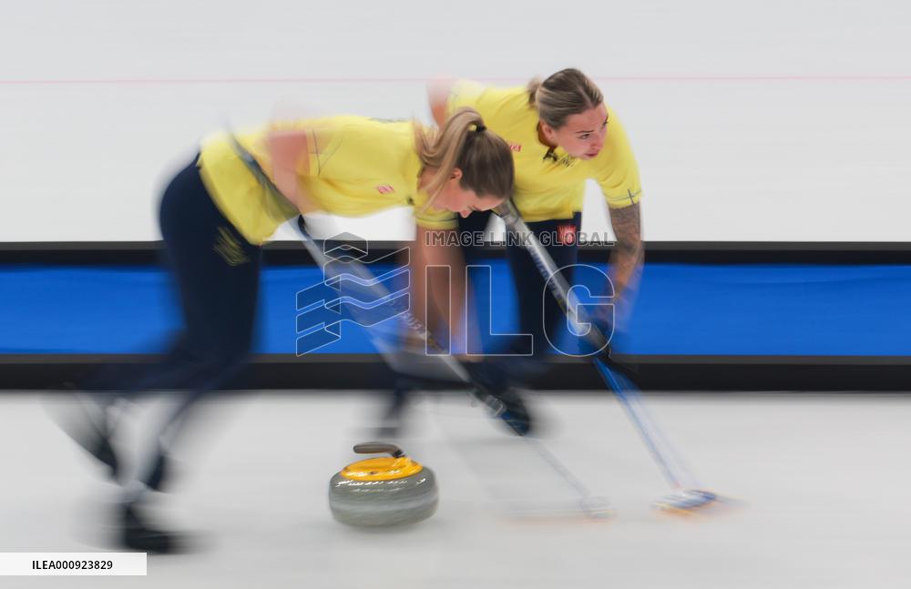 (BEIJING2022)CHINA-BEIJING-OLYMPIC WINTER GAMES-CURLING-WOMEN'S ROUND ROBIN SESSION-SWE VS ROC (CN)