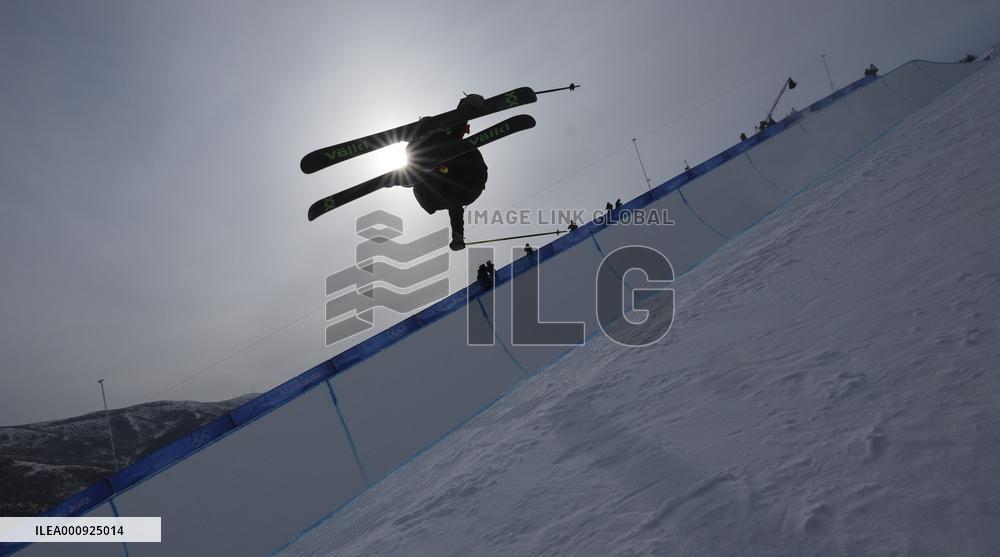 (XHTP)(BEIJING2022)CHINA-ZHANGJIAKOU-OLYMPIC WINTER GAMES-FREESTYLE SKIING-WOMEN'S FREESKI HALFPIPE-QUALIFICATION (CN)