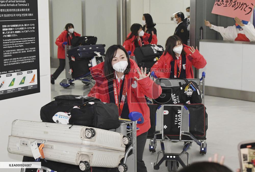 Japanese athletes return from Beijing