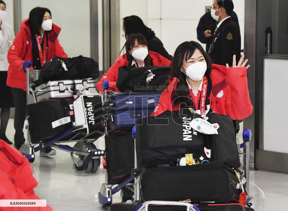 Japanese athletes return from Beijing
