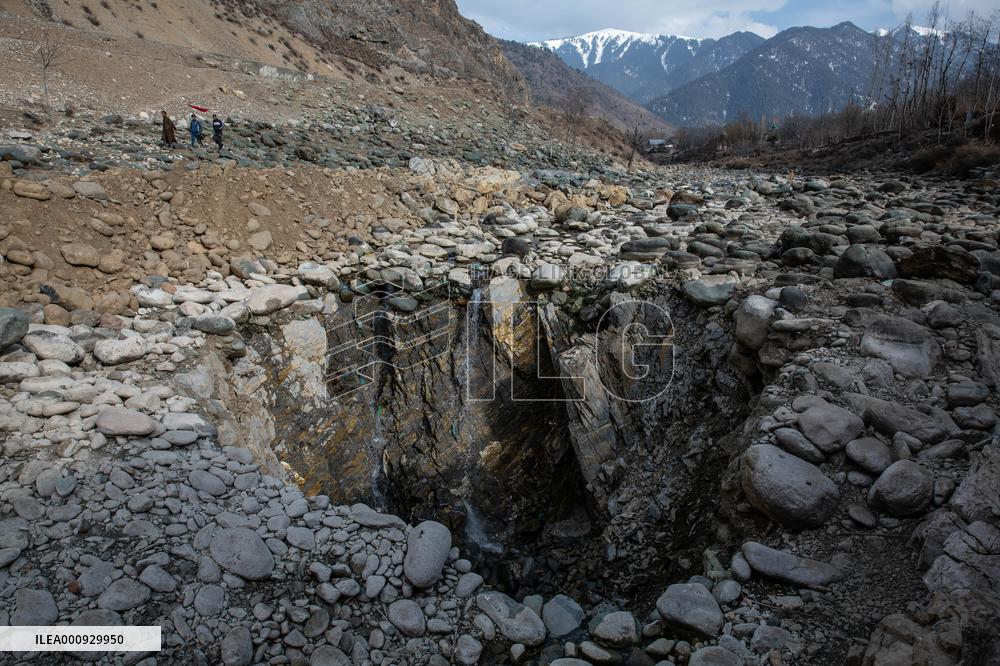 KASHMIR-SRINAGAR-VERTICAL SINKHOLE