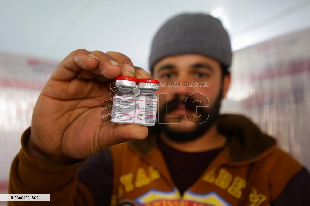 MIDEAST-GAZA CITY-COVID-19-VACCINE