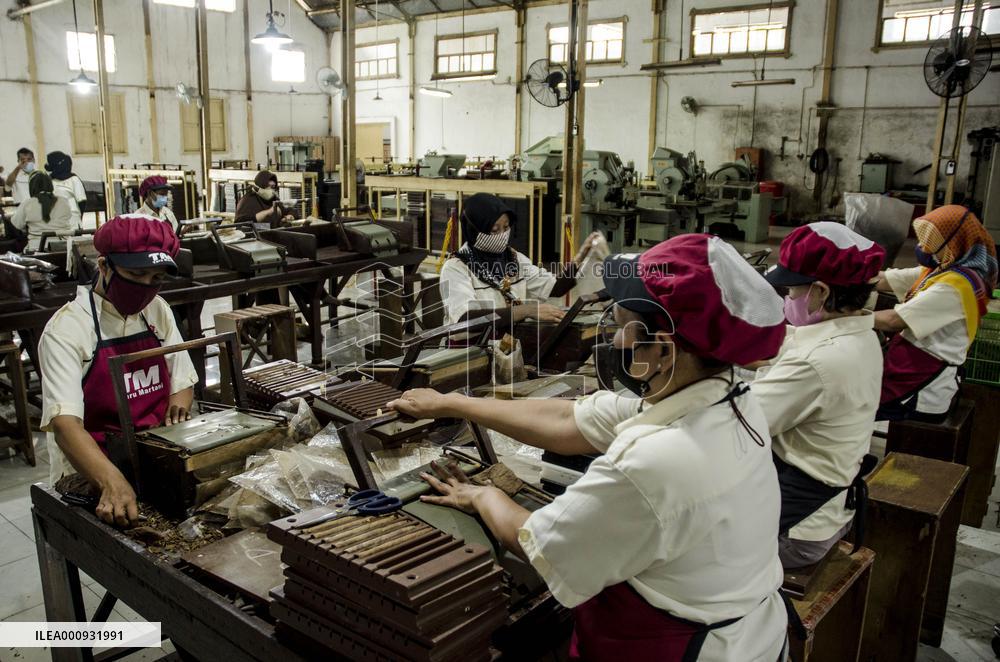 INDONESIA-YOGYAKARTA-CIGARS-PRODUCTION