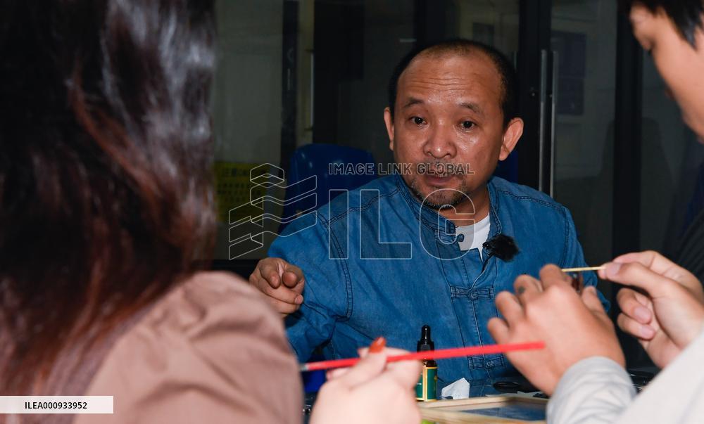 CHINA-HAINAN-QIONGHAI-COCONUT CARVINGS (CN)
