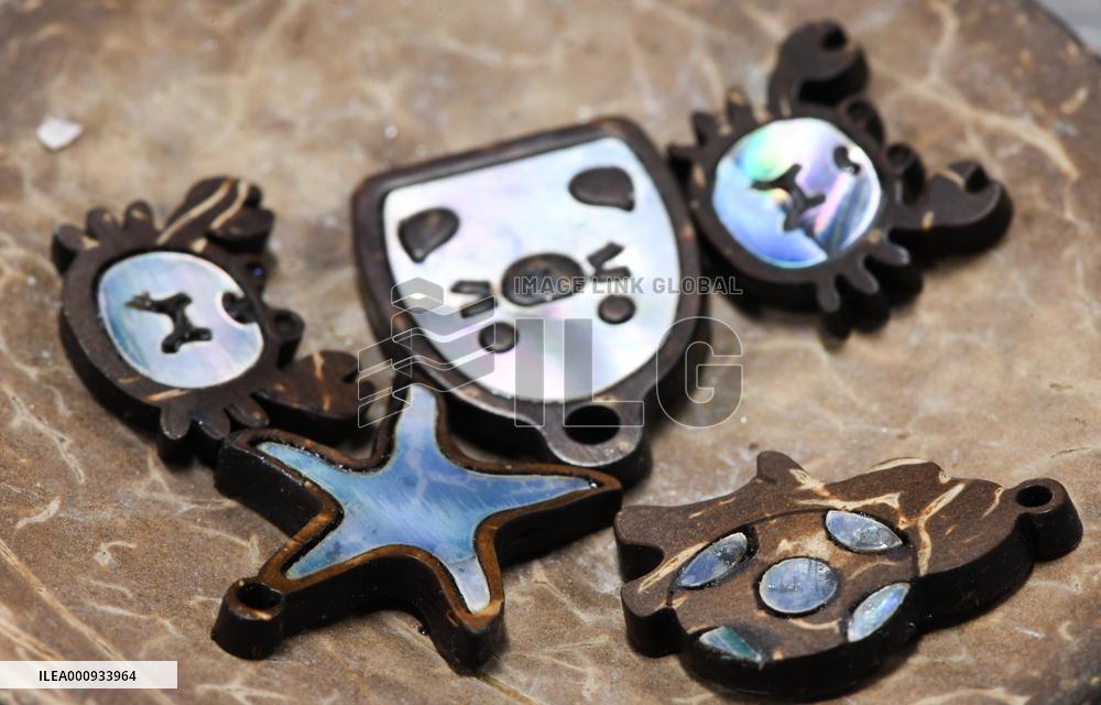 CHINA-HAINAN-QIONGHAI-COCONUT CARVINGS (CN)